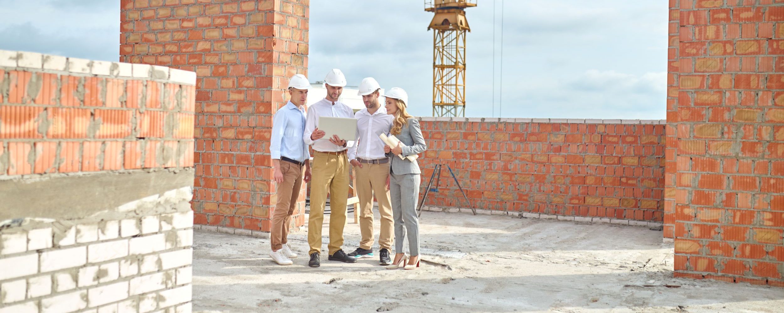 Constructores Inspeccionando Obra